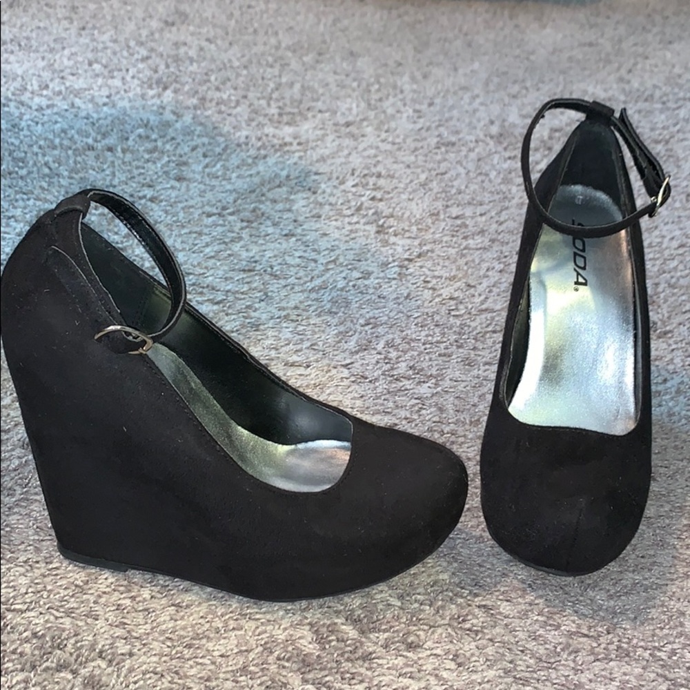 Black wedges